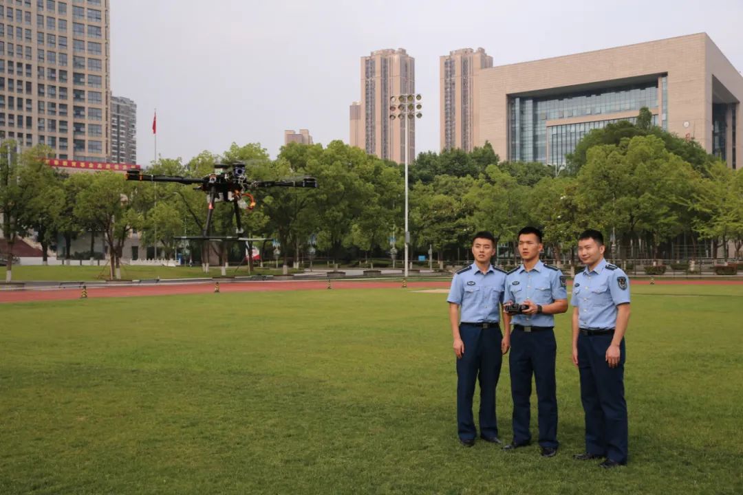 解放军防空学校(武汉)和雷达学校(南京),1983年更名为空军雷达学院