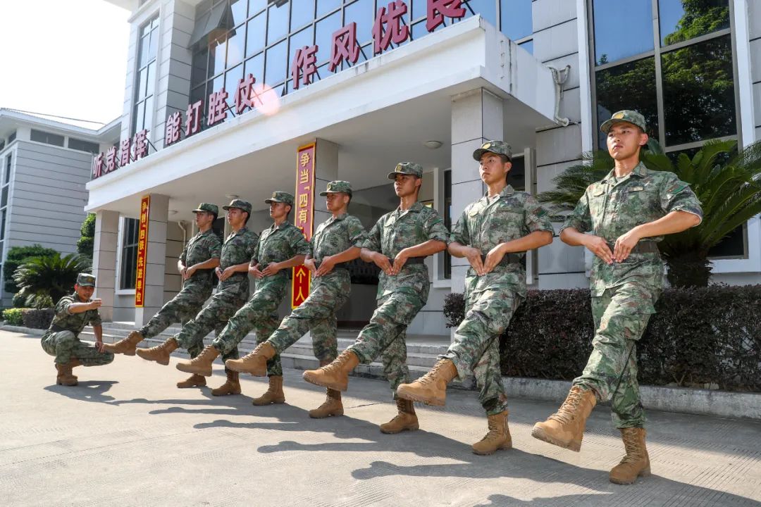 們紛紛表示將以更飽滿的熱情奮進強軍新徵程來源:東南前哨,中國民兵